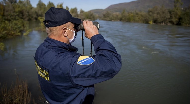 U BiH 11 uhićenih zbog krijumčarenja migranata u Hrvatsku. Među njima i policajac