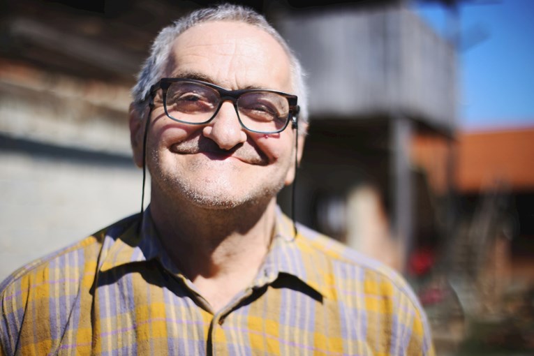 INDEX ŽELJA Kuća se ruši, ali Mićo se ne da. Volio bi na more. Nije bio 40 godina