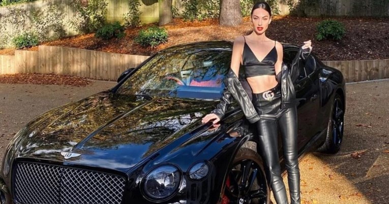 Direktor Bournemoutha supruzi kupio Bentley, a prije toga igračima rezao plaće