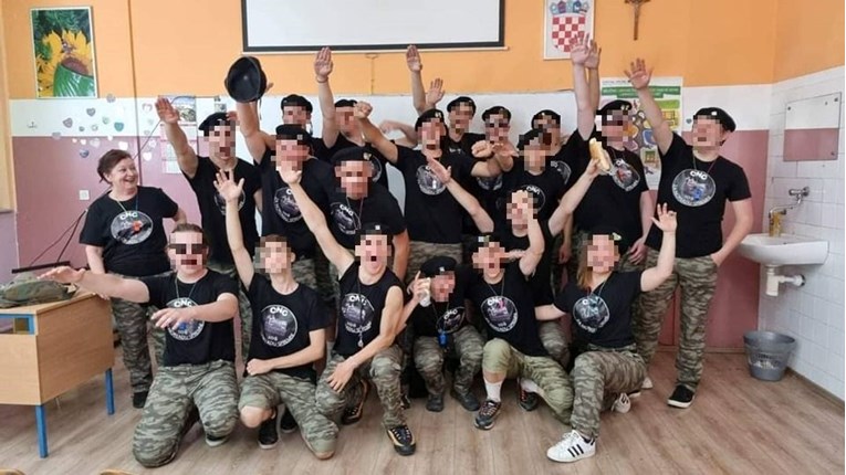 FOTO Nacistički pozdrav maturanata u Brodu. S njima i profesorica hrvatskog