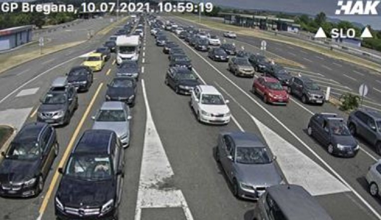 Počeo udarni turistički vikend: Velike gužve na granicama i u lukama