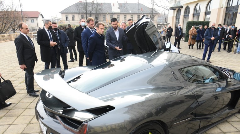 Komentar ispod fotografije predstavljanja Nevere Macronu nasmijao i Rimca