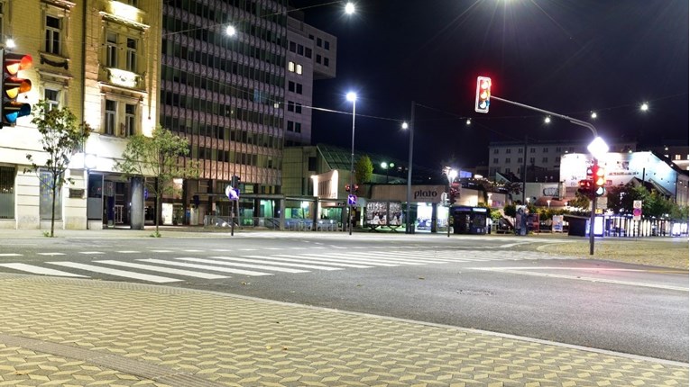 U Sloveniji 2045 novozaraženih, na snazi ostaju lockdown i policijski sat