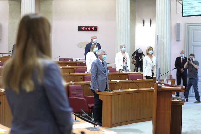 U saboru održana minuta šutnje za žrtve Srebrenice, to je inicirala Vidović Krišto