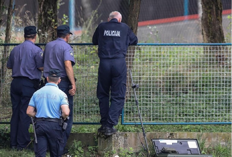 Na podu cipelario sestru, zaustavila ga je majka