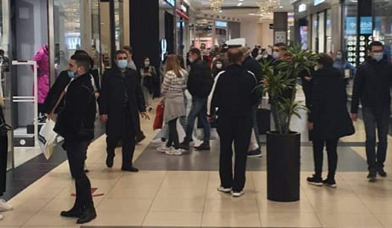 Ovo su slike iz zagrebačkog šoping-centra Arena na Black Friday