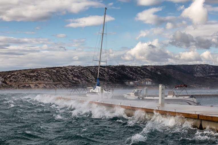 Bura pod Velebitom udara preko 160 km/h, zatvorene autocesta A1 i magistrala