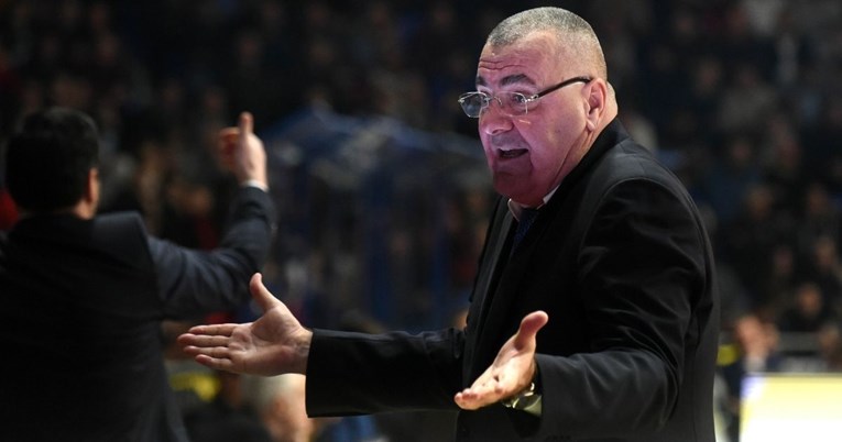 Repeša pukao na svog igrača. Počupao ga za kosu, udario po leđima i poslao na klupu