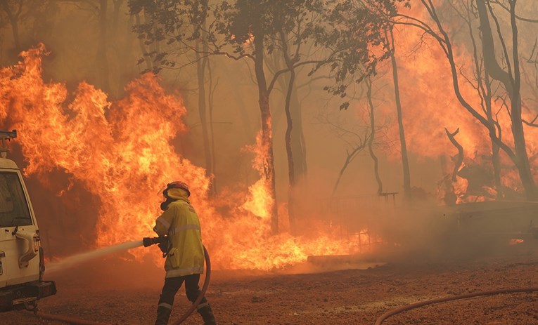 Veliki požar u Australiji, izgorjelo više od 70 kuća. Pogledajte galeriju