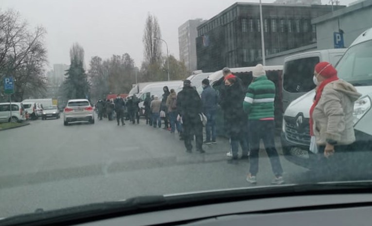 FOTO Inspekcija provjerava krše li se mjere, na tržnicama velike gužve