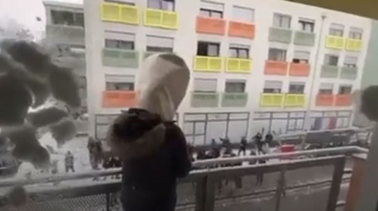 Studenti sa Save organizirali tradicionalno grudanje, ovaj na balkonu je baš nadrapao