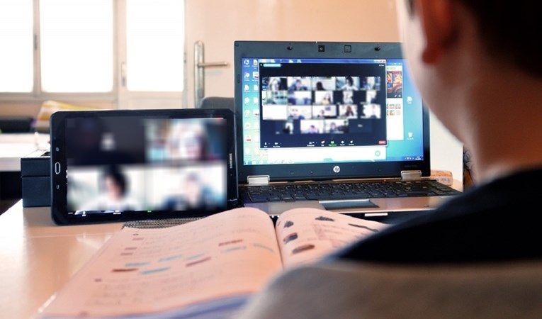 Profesorica iz Zagreba učenicima na online ispitivanju rekla da se pokriju ručnikom