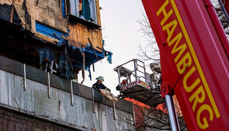 Dvoje mrtvih u požaru u Hamburgu, jedna osoba skočila kroz prozor