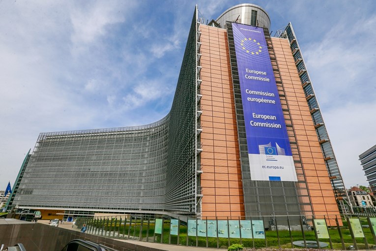Muškarac se pokušao zapaliti ispred zgrade Europske komisije. MVEP: Nije Hrvat