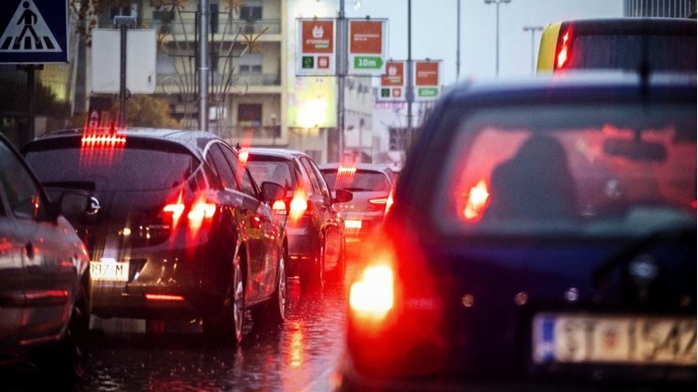 HAK upozorava na mjestimice vlažne i skliske kolnike