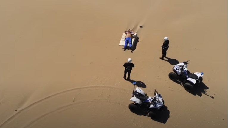 Policija ulovila i kaznila muškarca koji se sam sunčao na plaži, javnost bijesna