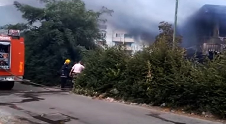 Kod Mostara izbio požar, prijeti kućama i tvornici Aluminij