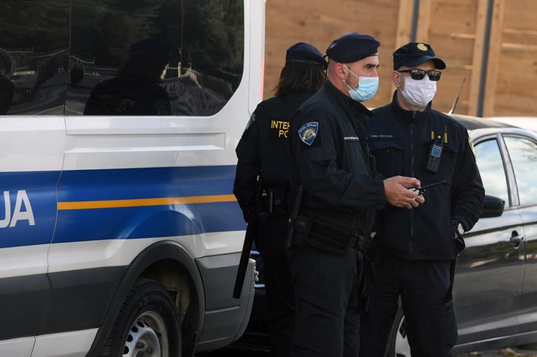 Policija na Pelješcu našla otvoren kafić od 28 metara kvadratnih s 11 ljudi unutra