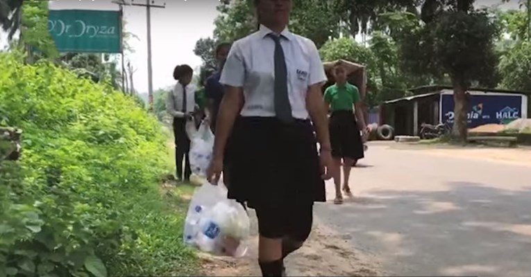 Djeca u ovu školu u vrećicama nose smeće, a razlog bi vas mogao iznenaditi
