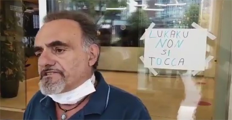 Navijač došao pred prostorije Intera i na vrata zalijepio: "Ne dirajte Lukakua"