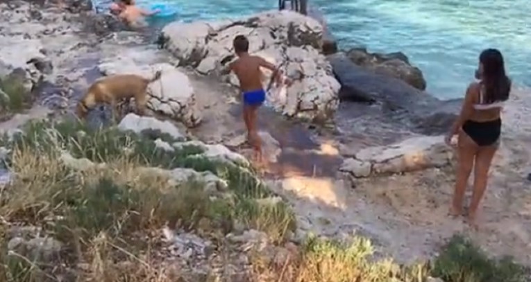 FOTO Septička jama na Čiovu ispražnjena na plažu, fekalije zalile kupače