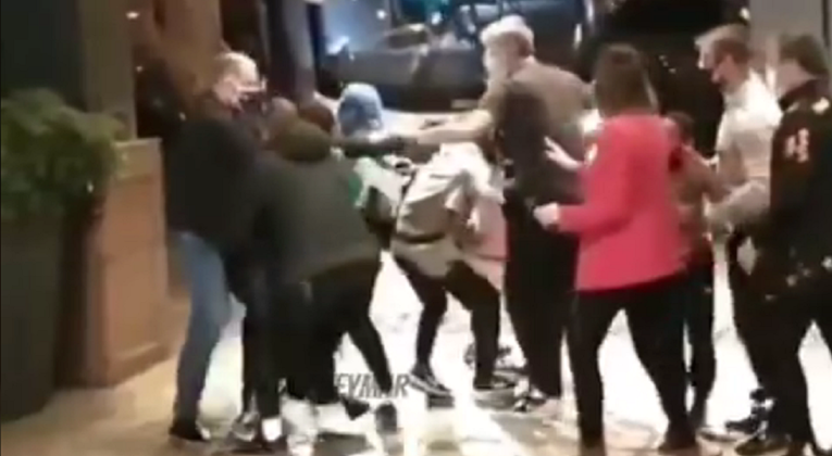 VIDEO Navijač htio pozdraviti Neymara. Uklizao mu u noge i ozlijedio ga