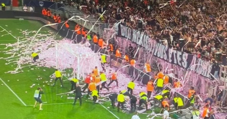 Utakmica velikana prekinuta jer su navijači nabacali WC papir u teren: "Vi ste go*na"