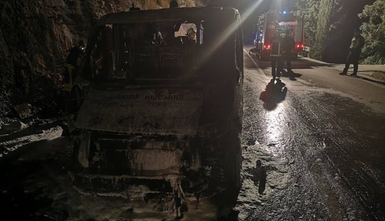 FOTO Kod Dubrovnika se zapalilo vozilo hitne pomoći