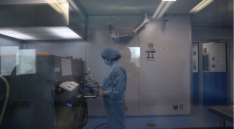 Istraživanje: Omikron na plastici i ljudskoj koži preživljava dulje od ostalih sojeva