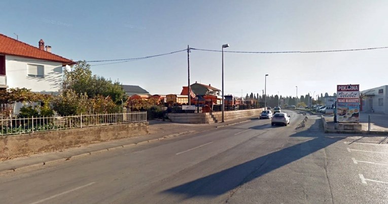 Teška prometna u Zadru. Auto se zabio u kamion, muškarac umro u bolnici