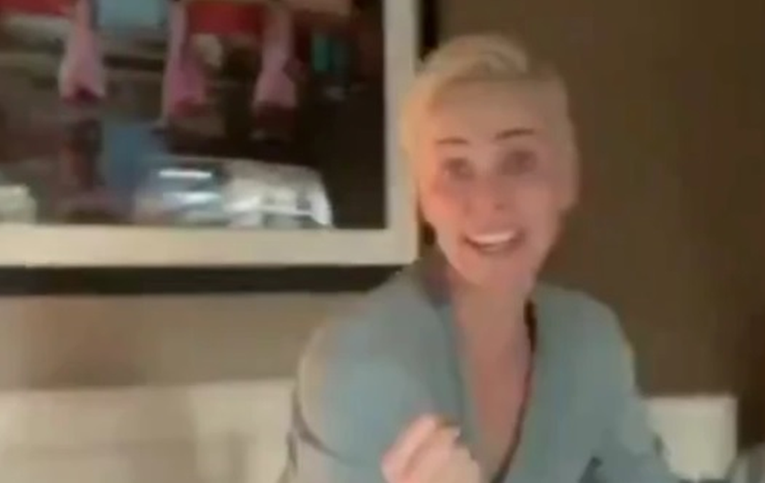 Charlize Theron skakala od sreće u kućnom ogrtaču, a on se slučajno rastvorio...