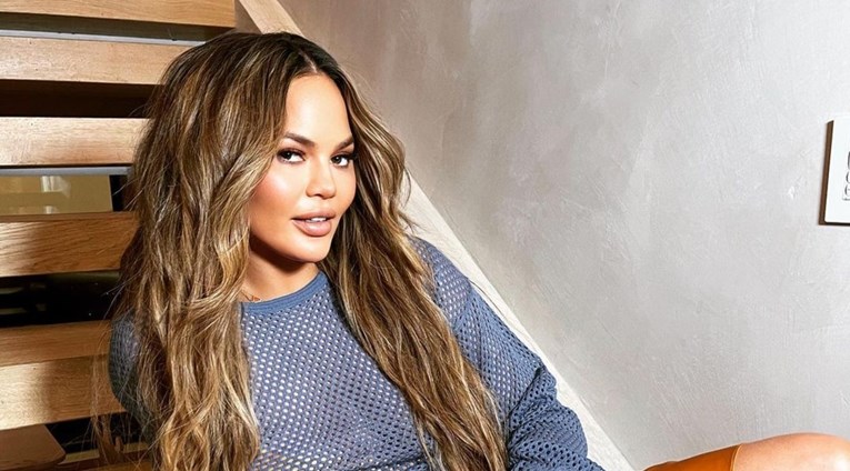Chrissy Teigen pozirala u badiću: "Izgleda kao greška u Photoshopu, ali..."