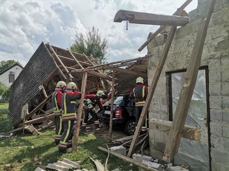 FOTO Kod Ludbrega vjetar dizao krovove, čupao stabla