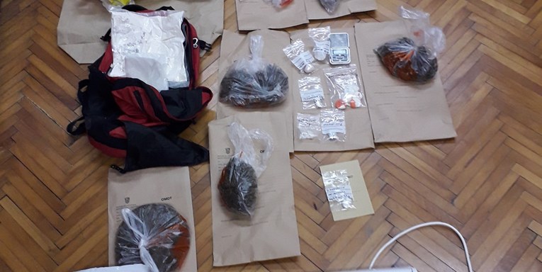 Dilao ispred mostarske škole, a kad je došla policija, progutao paketiće droge