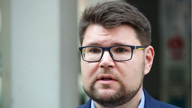 Peđa Grbin: Zbog nemara vlade moramo uvesti covid-potvrde