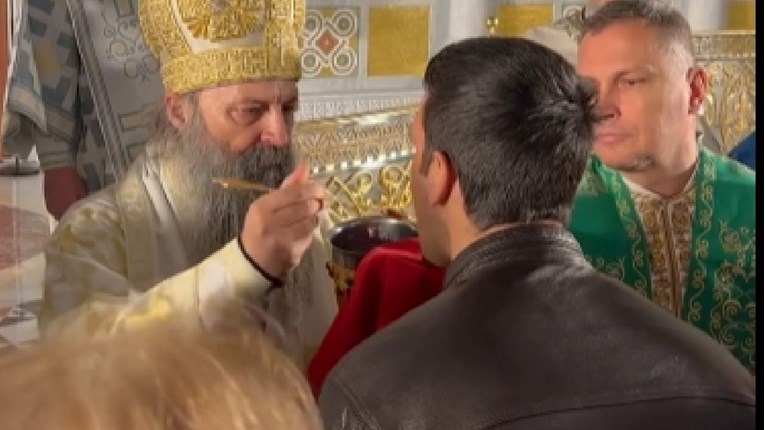 Đoković jede iz iste žlice sa stotinama drugih ljudi, pogledajte snimku