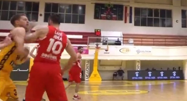 Pogledajte kako je kapetan Zvezde opalio igrača Splita laktom u glavu. Isključen je