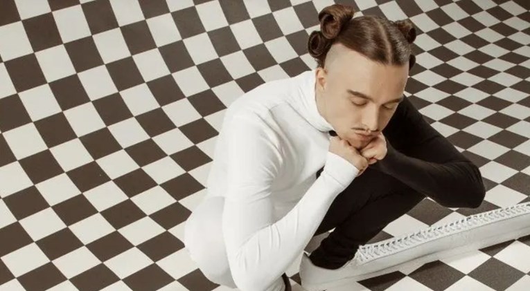 Reper u suradnji s Adidasom osmislio najduže tenisice na svijetu, zbilja su goleme