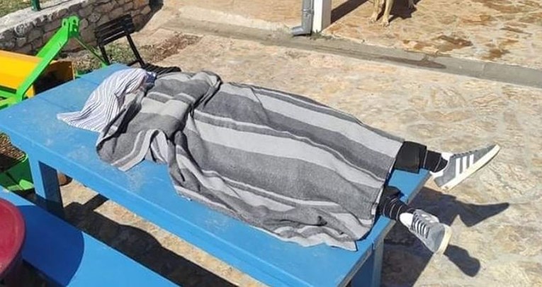 Fotografija iz Dalmacije nasmijala Facebook: Malo prilega posli ručka