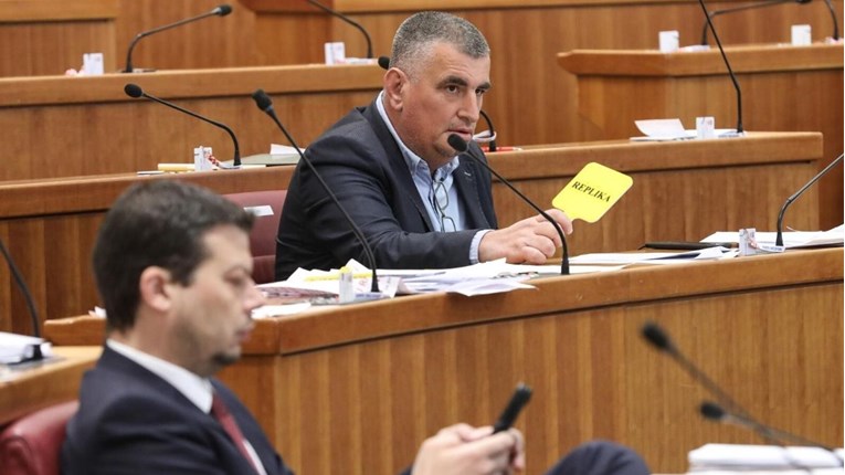 Oporba traži beskamatni moratorij na otplatu kredita na godinu danu