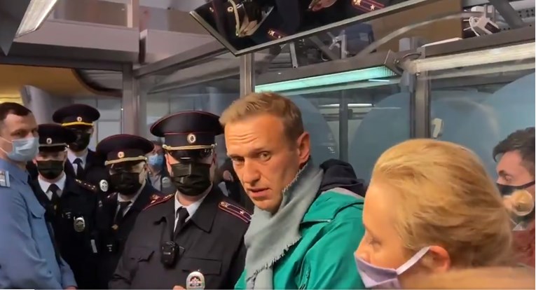 VIDEO Navalni priveden na aerodromu u Moskvi, odveli ga u pritvor