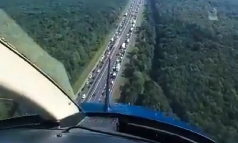MUP objavio snimku kilometarskih kolona na A1 iz zraka, pogledajte