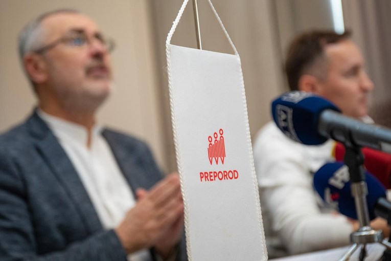 Nastavnici odbili suspenziju povećanja plaća i CRO kartice