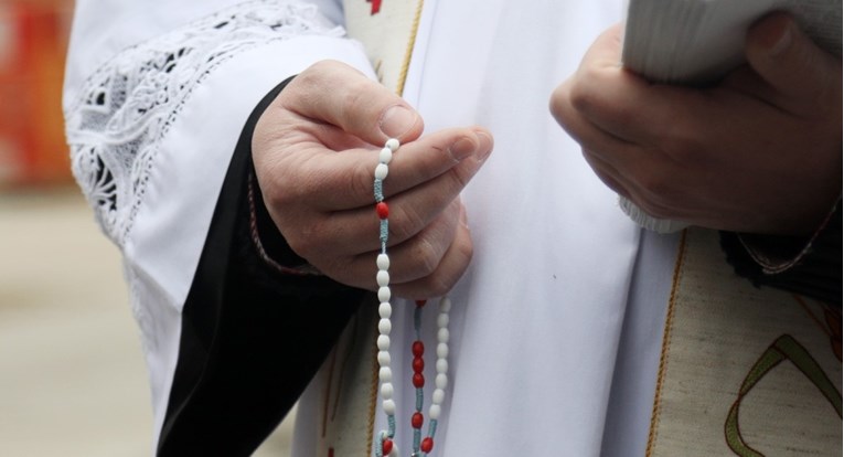 Istraživanje: Hrvati više vjeruju svećenicima nego novinarima