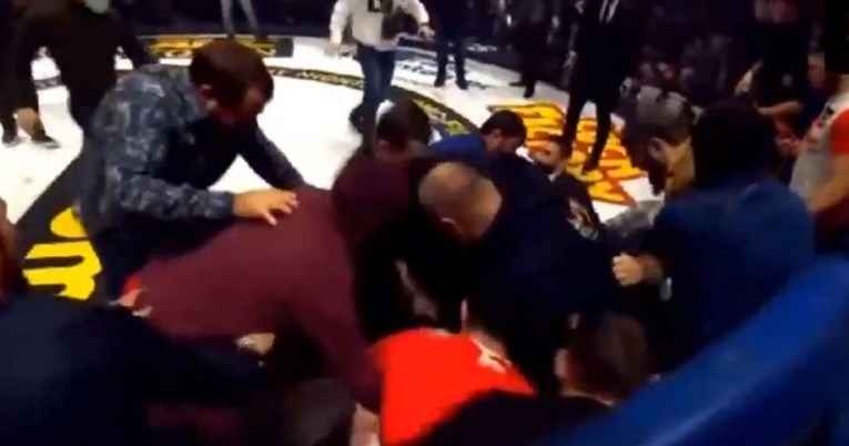 MMA borci se na promociji meča žestoko potukli, deseci ljudi preskočili ogradu kaveza