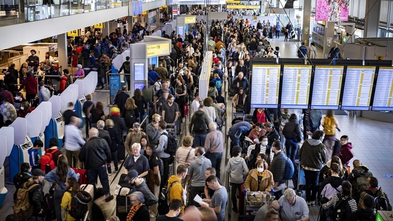 Kaos na aerodromu u Amsterdamu. Ogromni redovi, ljudi čekaju na okolnim ulicama