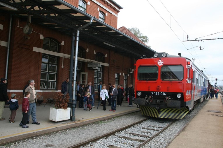 Muž i sin u Karlovcu čekali ženu pa prebili ljubavnika s kojim je izašla iz vlaka