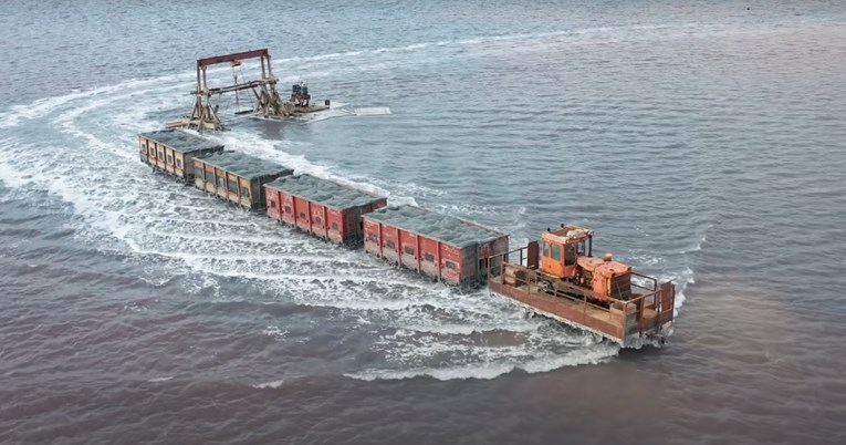 VIDEO Ovo jezero posebno je zbog roze boje, ali i vlaka koji vozi kroza nj