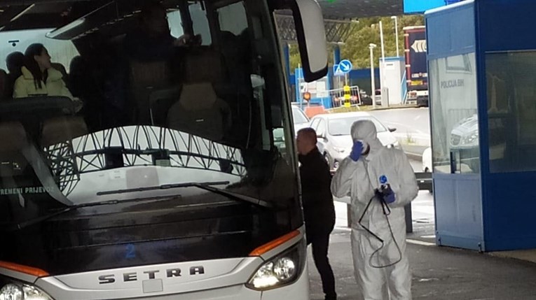 FOTO Ovo je bus s turistima iz kineskog Wuhana