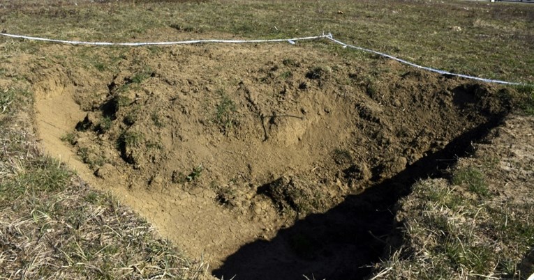 Muškarac i žena kod Vinkovaca autom upali u rupu, prebačeni su u bolnicu